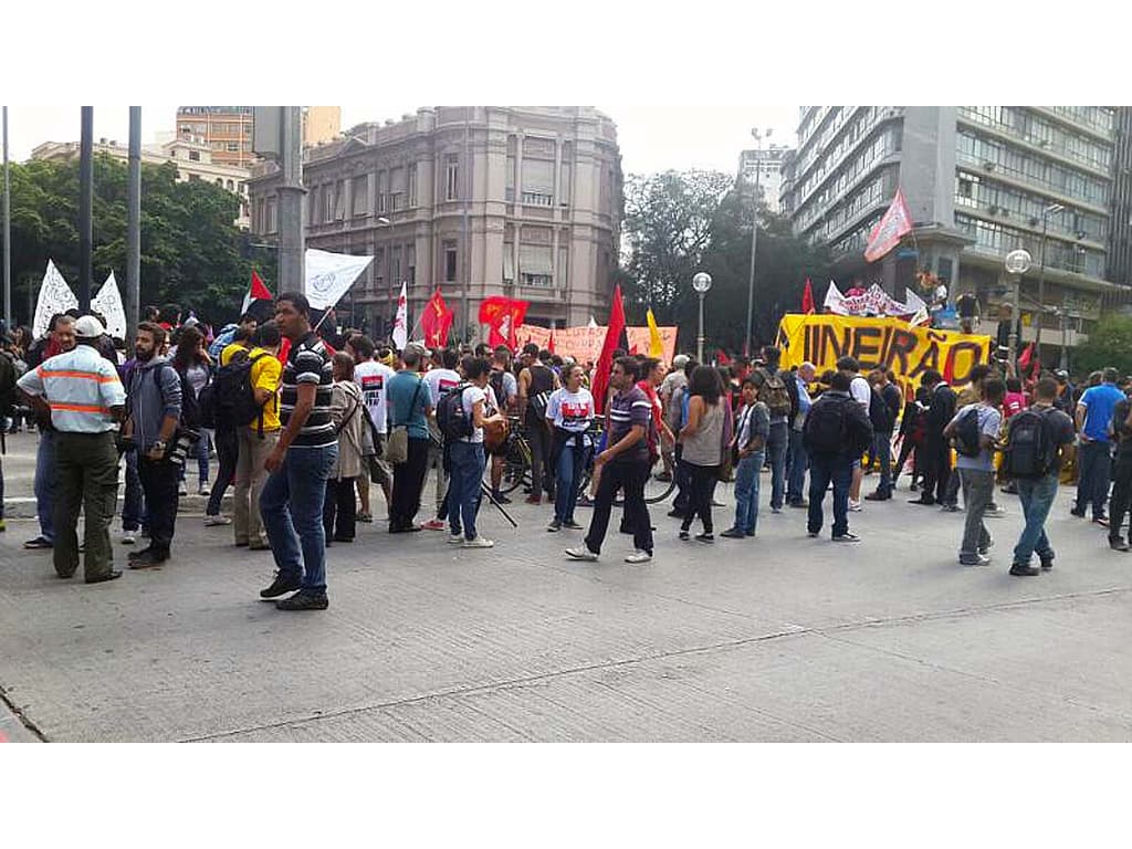 Protesto contra a Copa reúne 250 pessoas em BH houve vandalismo Lance