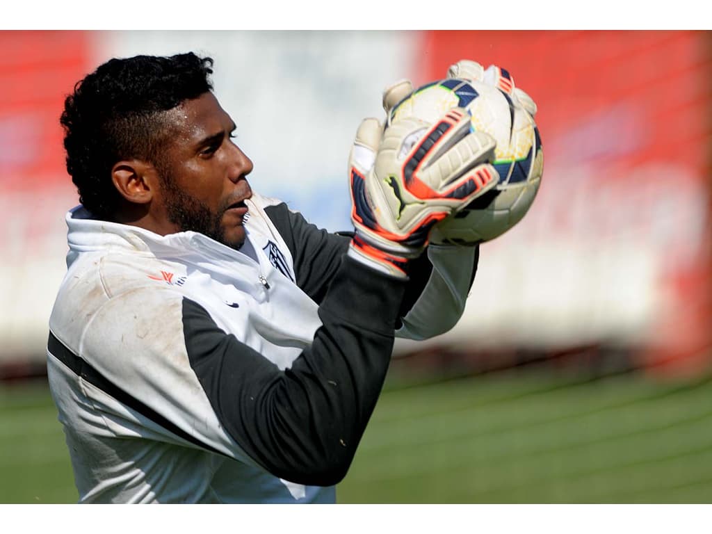 Deixei De Ser Goleiro Para Ser O Jogador Que Foi Chamado De Macaco