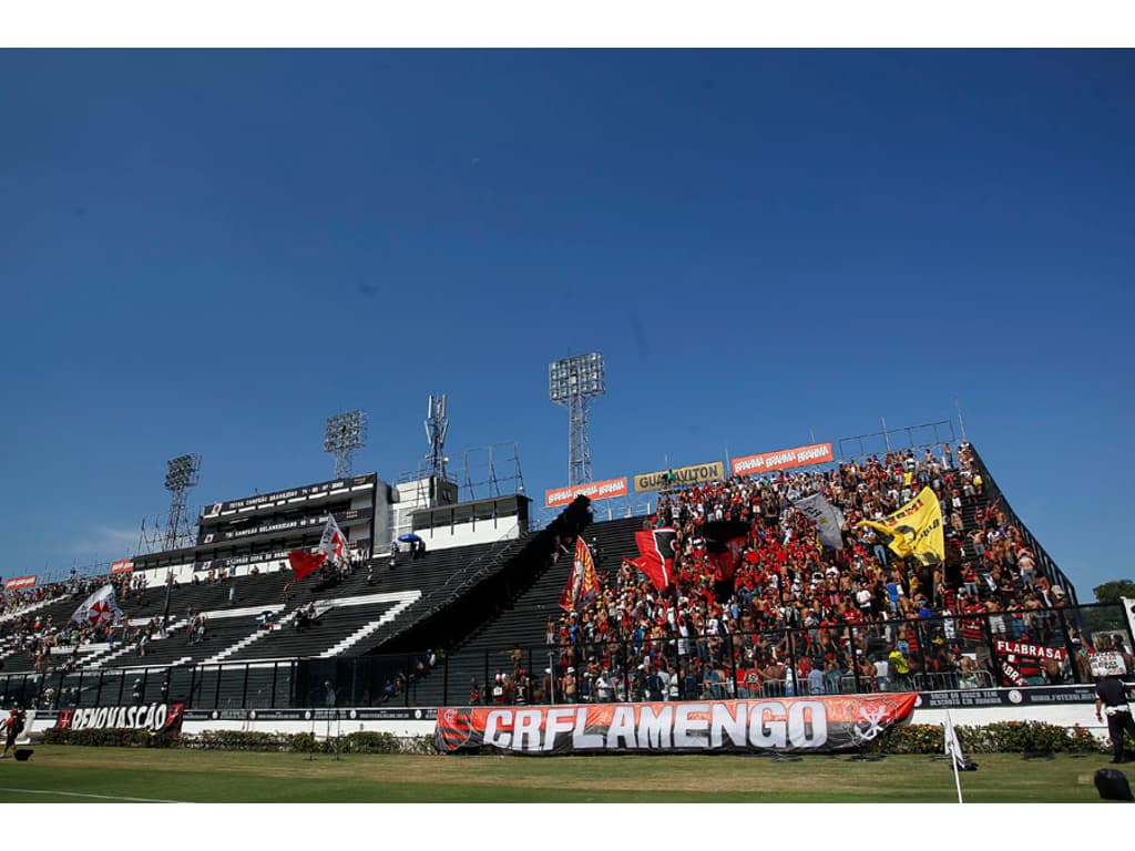 Torcidas de Vasco e Flamengo em clima tenso no jogo em São Januário