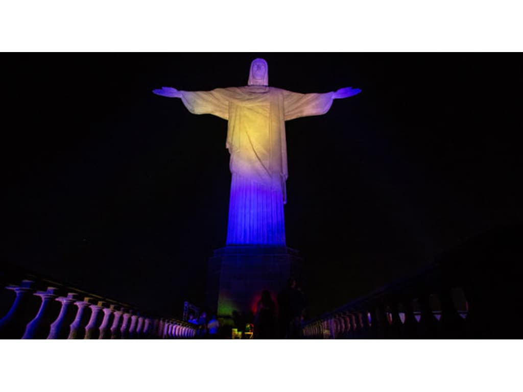 Cristo Redentor é iluminado o azul e amarelo em homenagem a Guga