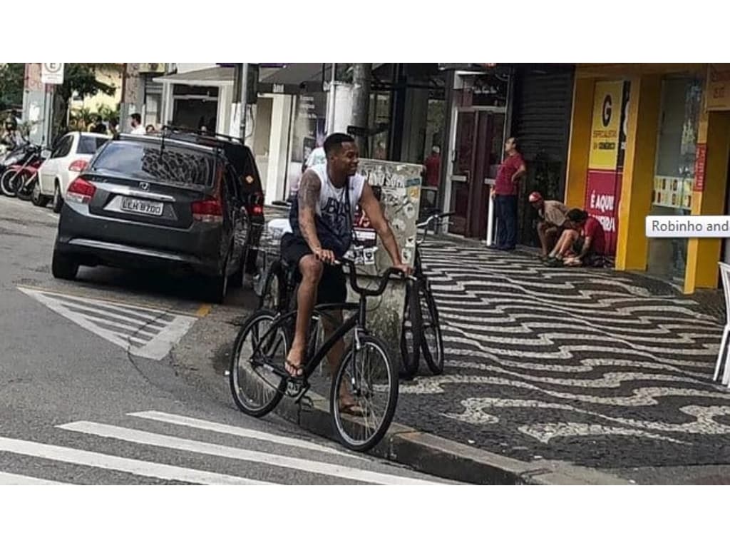 Pedala Robinho De F Rias Jogador Visto Andando De Bicicleta Em