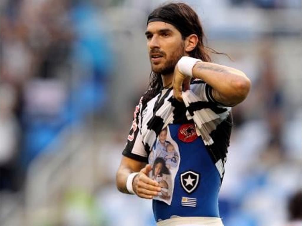 Aos 42 anos recordista Loco Abreu chega ao 29º clube na carreira