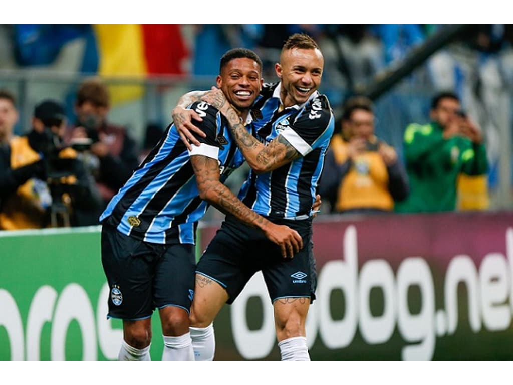 Grêmio vence folga o Athletico PR e bota um pé na final da Copa do