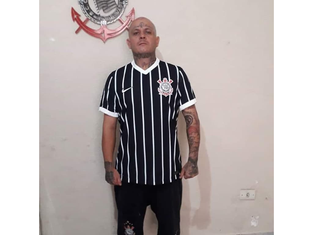 Suposta nova camisa listrada do Corinthians é vazada veja o modelo