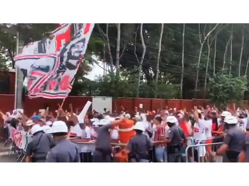 Protesto no CT torcida do São Paulo mostra sua insatisfação o