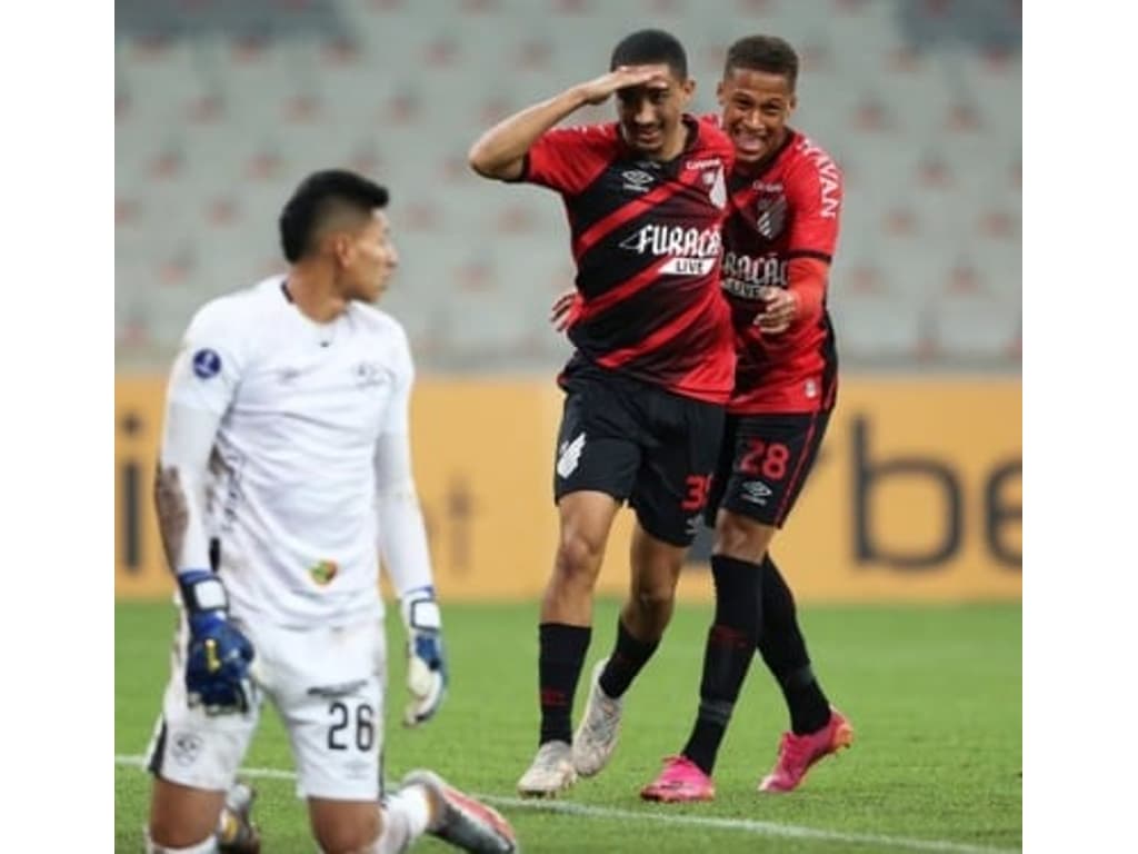 No Adeus De Lucho Dos Gramados Athletico Goleia Aucas E Avan A Na Sul