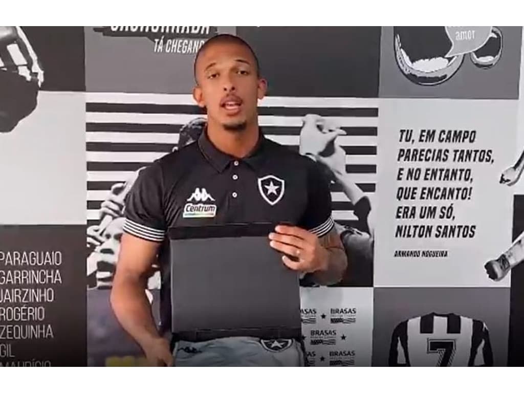 Botafogo Presenteia Bruninho Torcedor Do Santos Que Foi Hostilizado