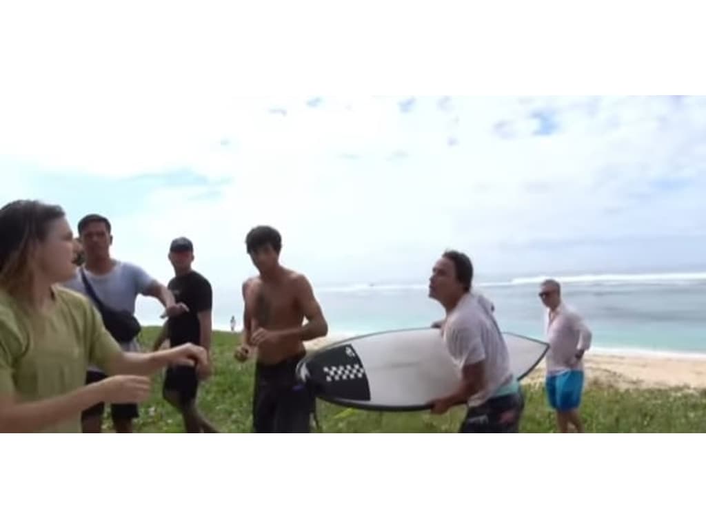 Após agredir norte americana surfista brasileiro diz Achei que era