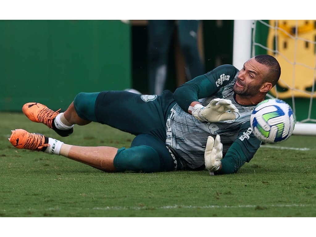 Weverton celebra marca histórica pelo Palmeiras e projeta duelo o