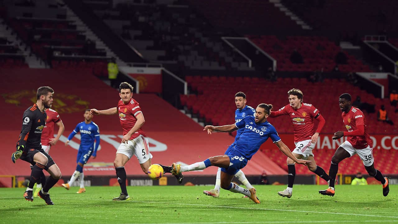 Manchester United sofre gol de empate no último lance e City pode