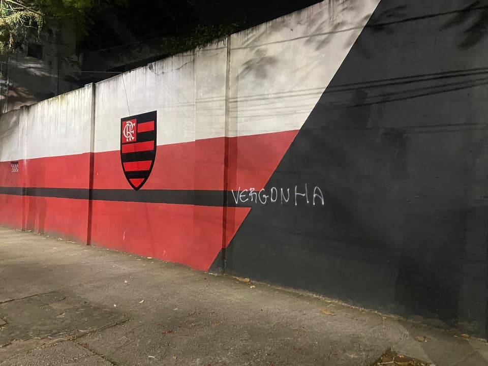 Muros da Gávea são pichados após vice do Flamengo na Copa do Brasil