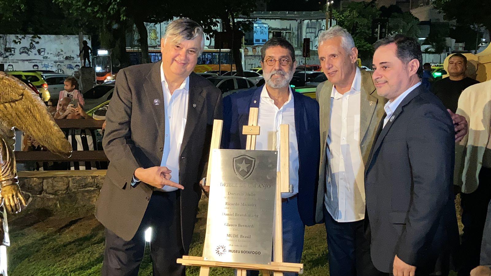 Botafogo Inaugura Est Tua De Garrincha E Apresenta Projeto Do Museu