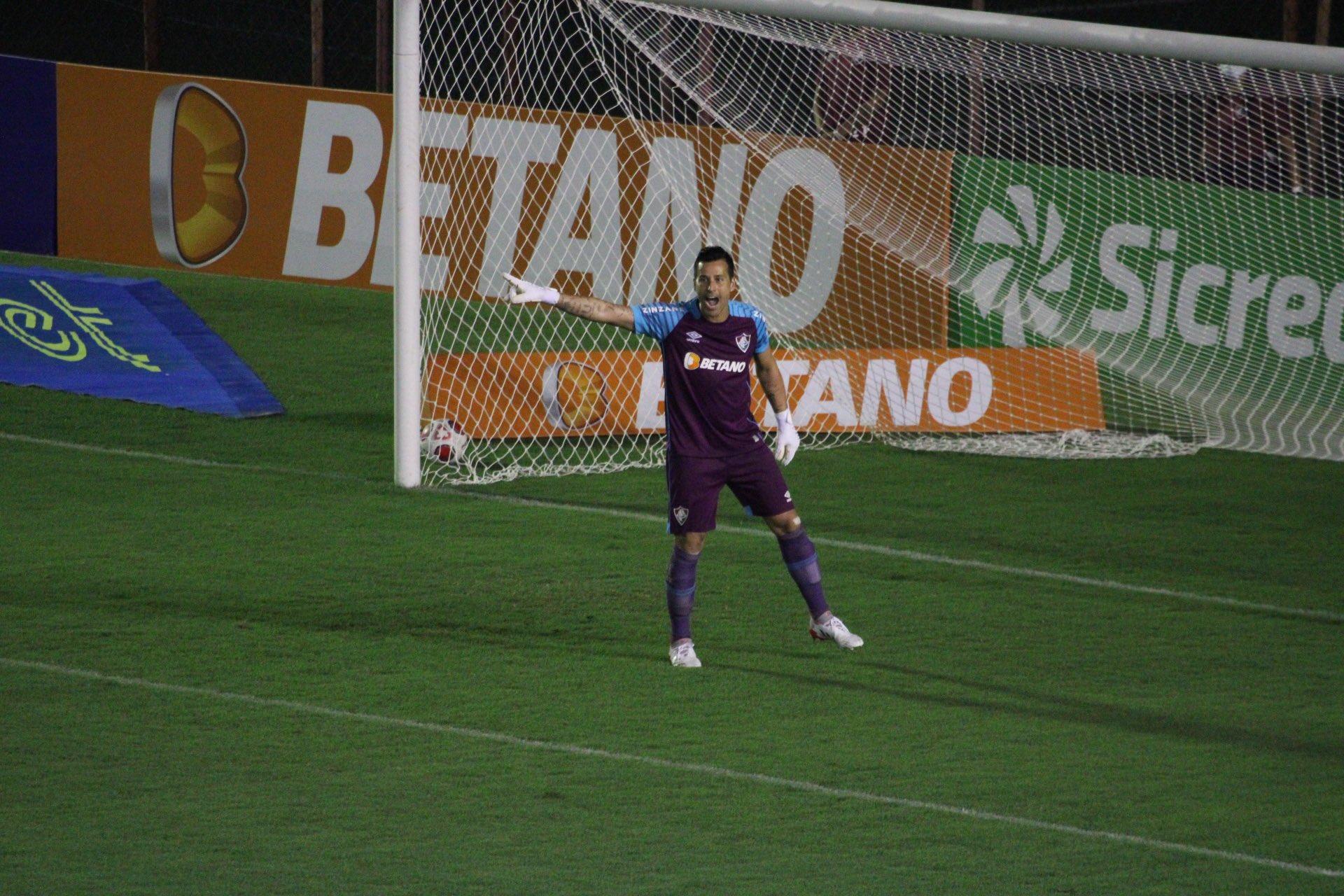 O melhor Fábio vira jogador mais velho a atuar pelo Fluminense e tem