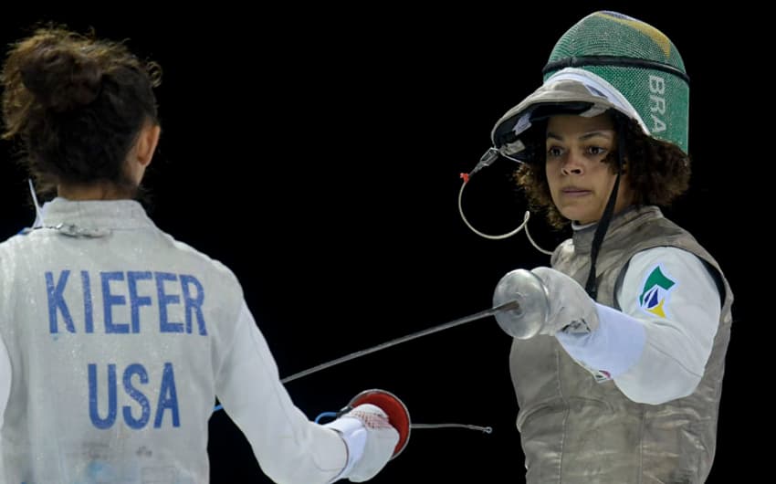 Bia Bulc O Bronze E Fatura Primeira Medalha Da Esgrima Do Brasil No