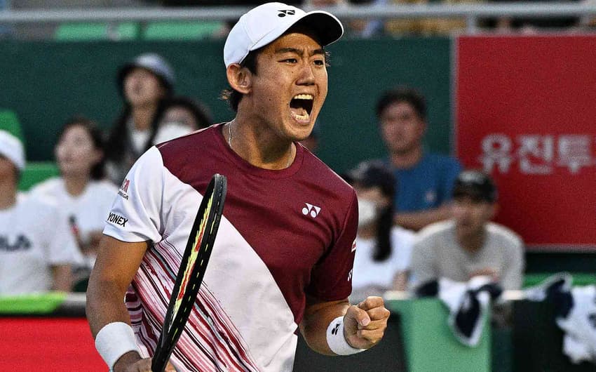 Nishioka surpreende Ruud e vai à semi em Seul Shapovalov avança Lance