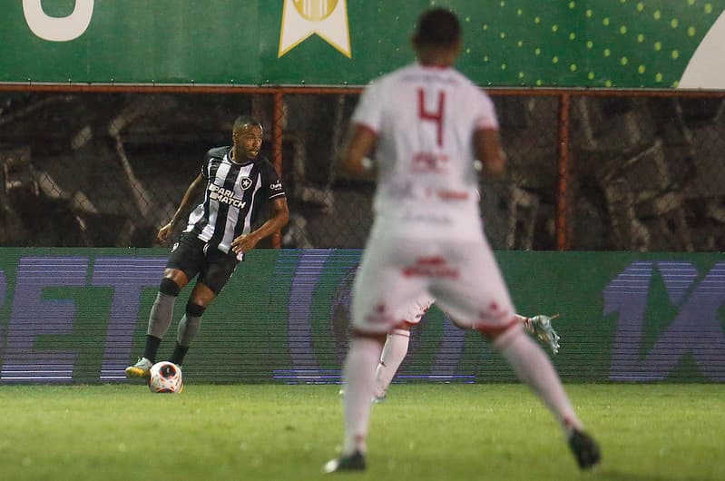 Marlon Freitas do Botafogo ganha chance de mostrar serviço em momento