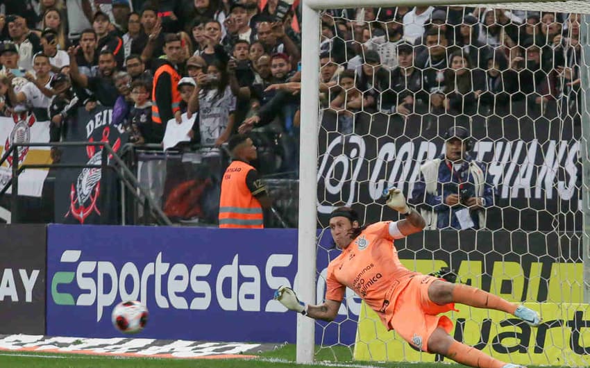 Cássio cava espaço na história do Corinthians e se aproxima de recorde