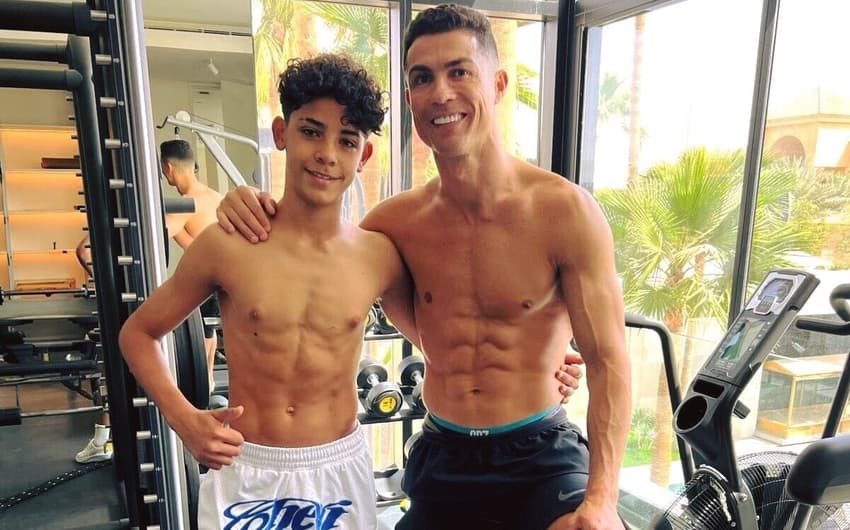 Cristiano Ronaldo Posta Foto Filho Que Impressiona Por Forma