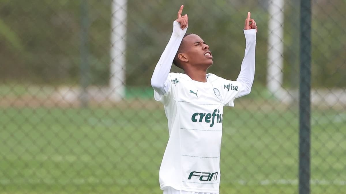 VÍDEO Estêvão faz gol olímpico em vitória do Palmeiras no Brasileiro