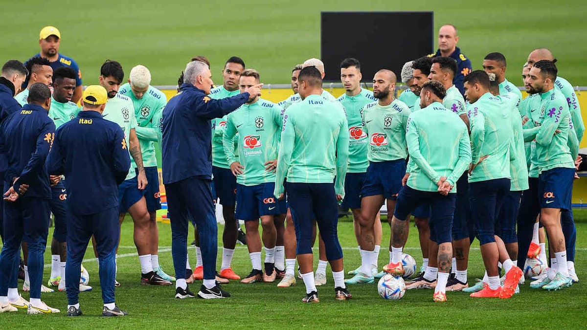 Tite faz testes e esboça times em treino da Seleção Brasileira em Turim