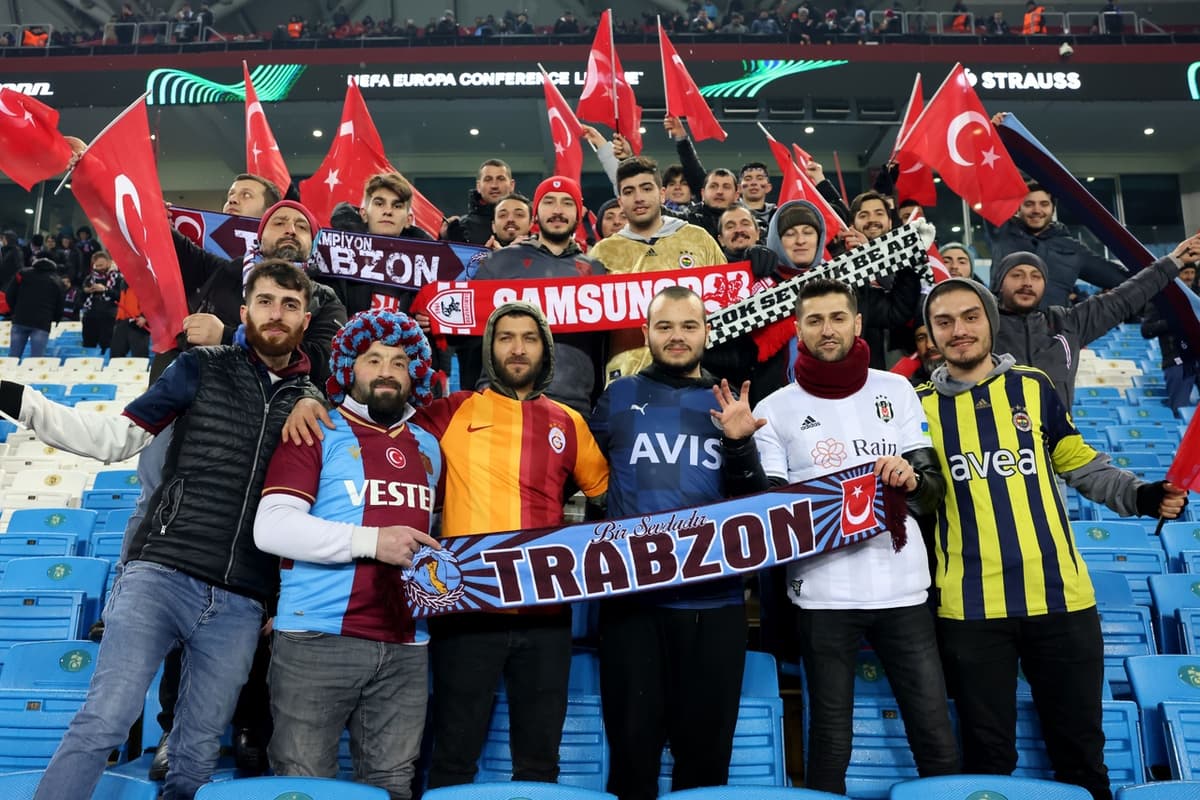 Trabzonspor Da Turquia Faz Mosaico Em Homenagem Aos Sobreviventes E