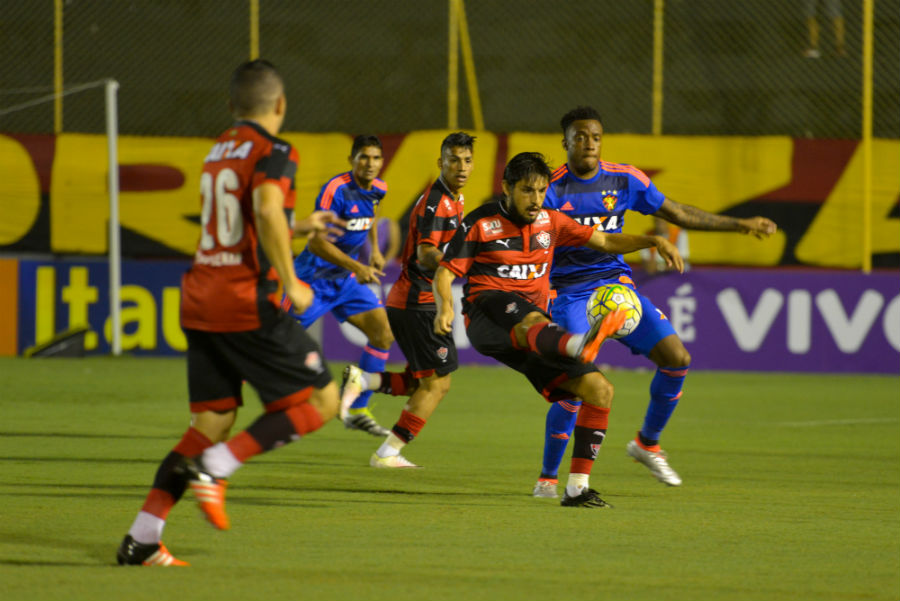 Em jogo repleto de gols e expulsões Vitória de virada supera o Sport