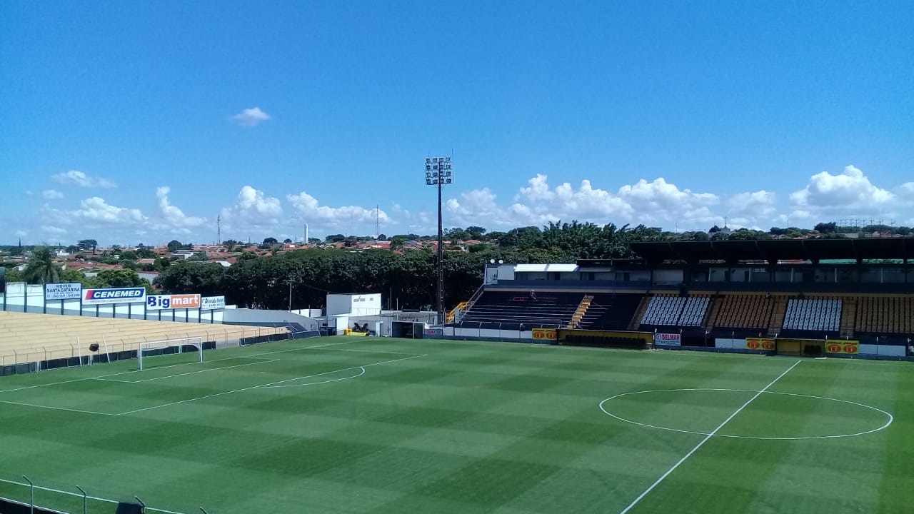 Novorizontino responde críticas de Tiago Nunes ao gramado do estádio