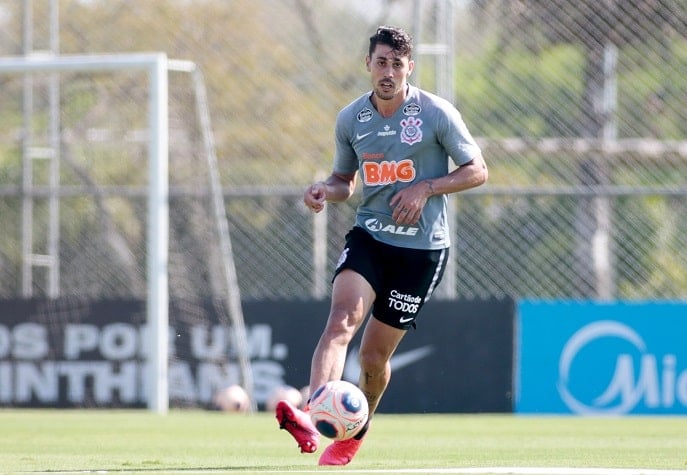 Da Lateral Para A Zaga Avelar Deve Ser O Titular Do Corinthians No