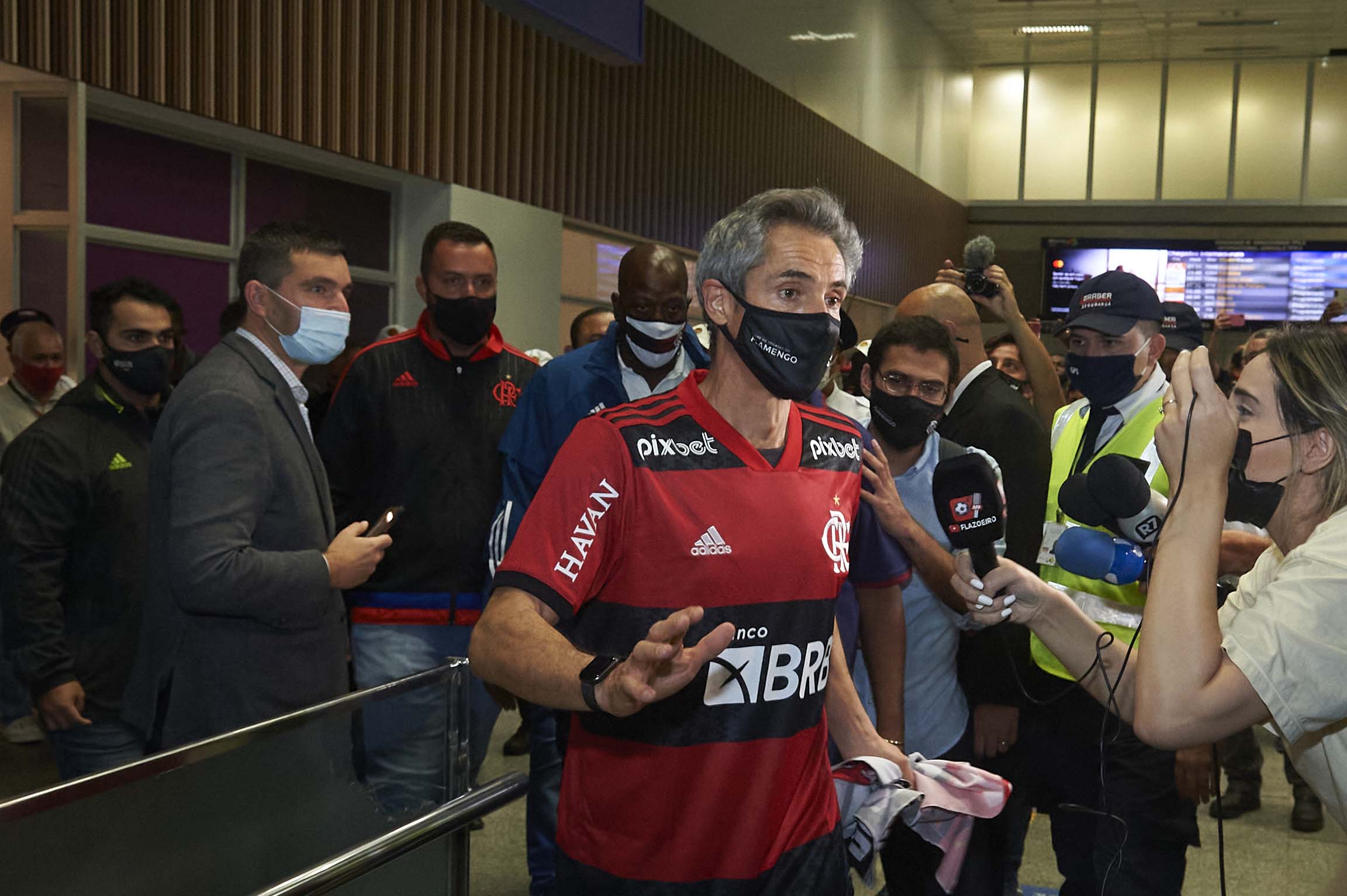 Ele Chegou Paulo Sousa Desembarca No Rio De Janeiro Para Assumir O