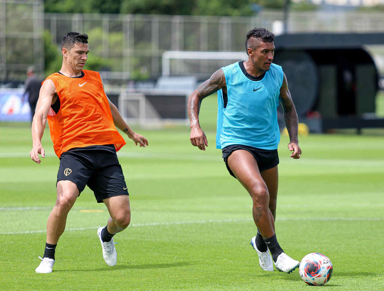 Lázaro divide elenco do Corinthians em grupos e monta treino de