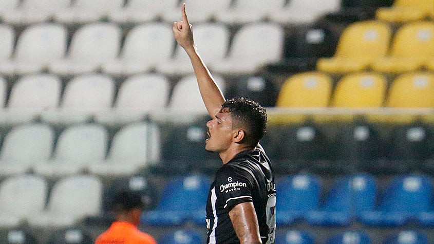 Tiquinho faz três gols Botafogo goleia Brasiliense avança na Copa do