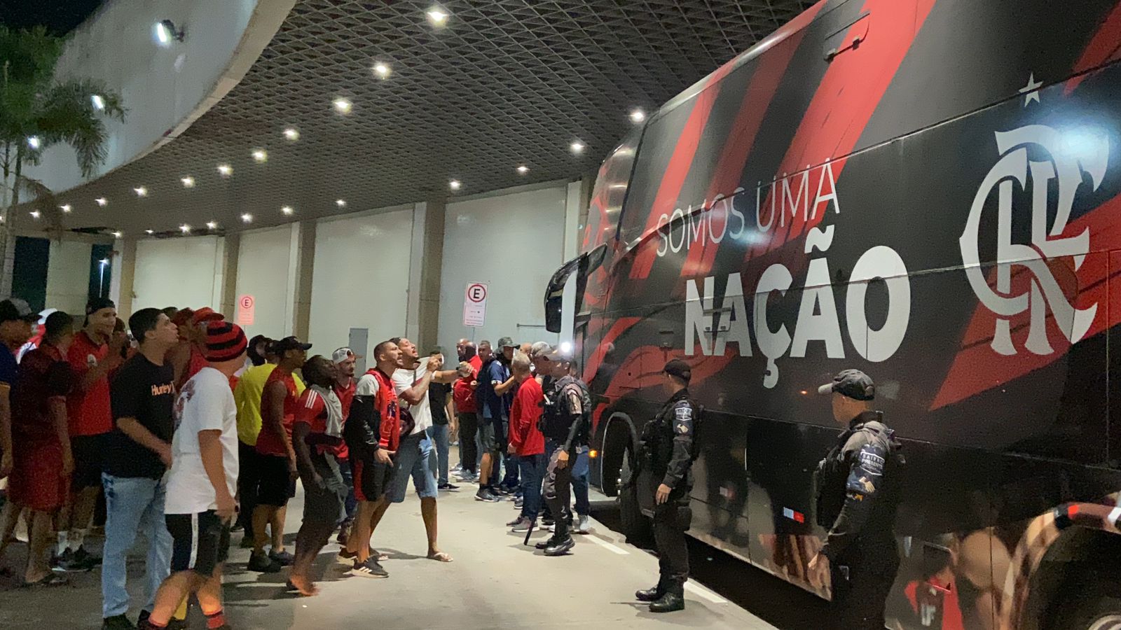 Flamengo desembarca no Rio sob protesto e confusão após eliminação na