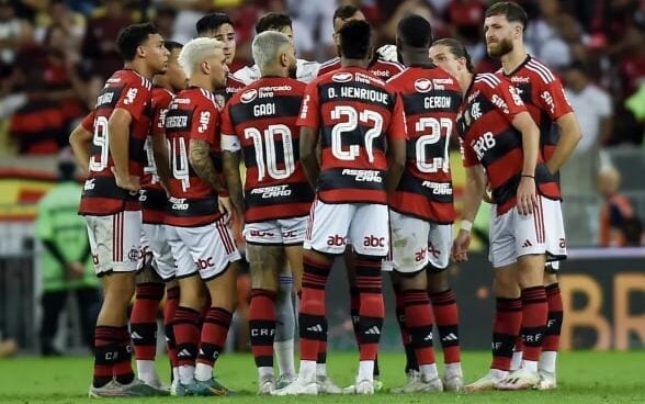 Torcedores do Flamengo se revoltam jogador no clássico Tem que