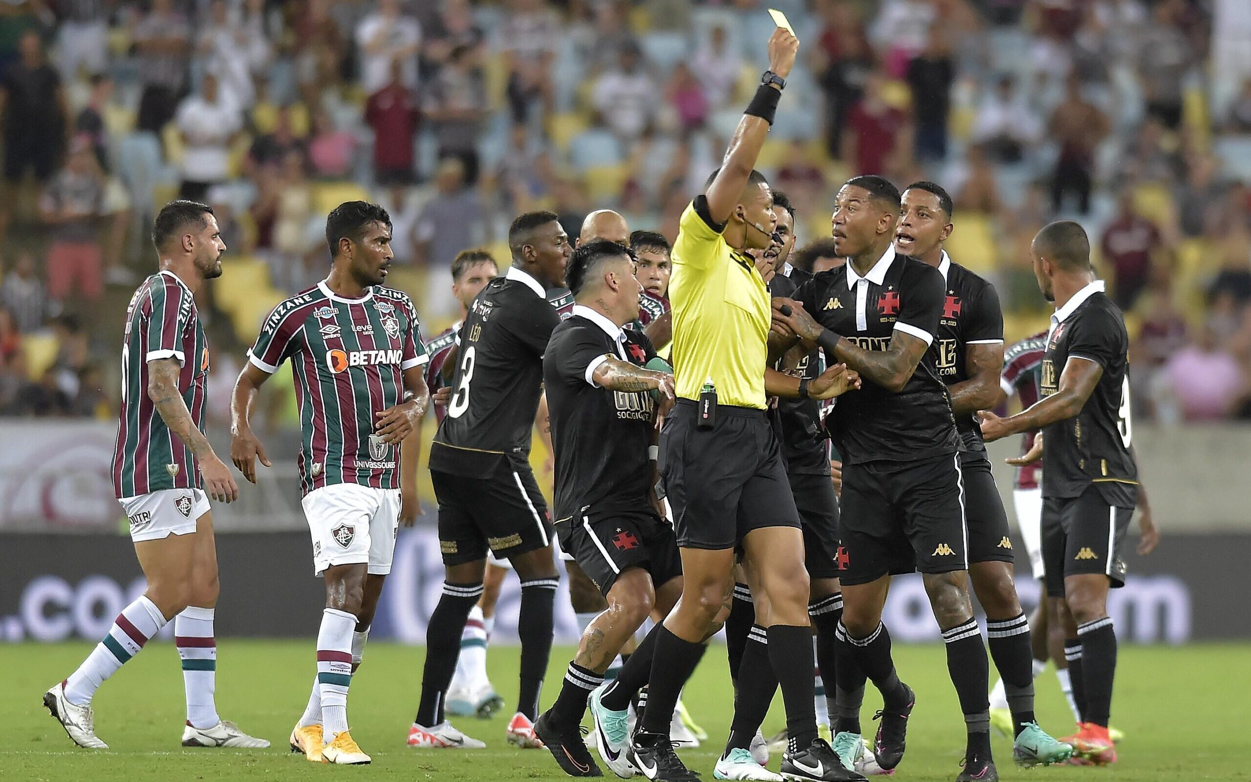 Ex árbitro diz que meia do Fluminense merecia expulsão e crava gol