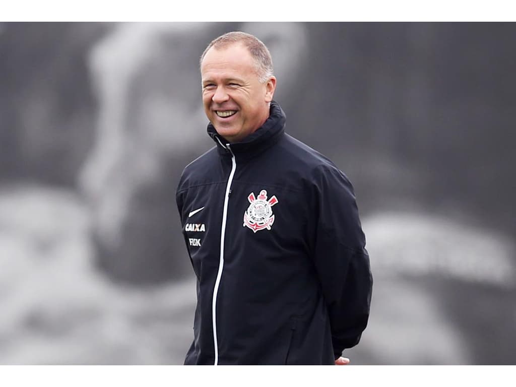 Ele voltou! Corinthians oficializa o retorno do técnico Mano Menezes