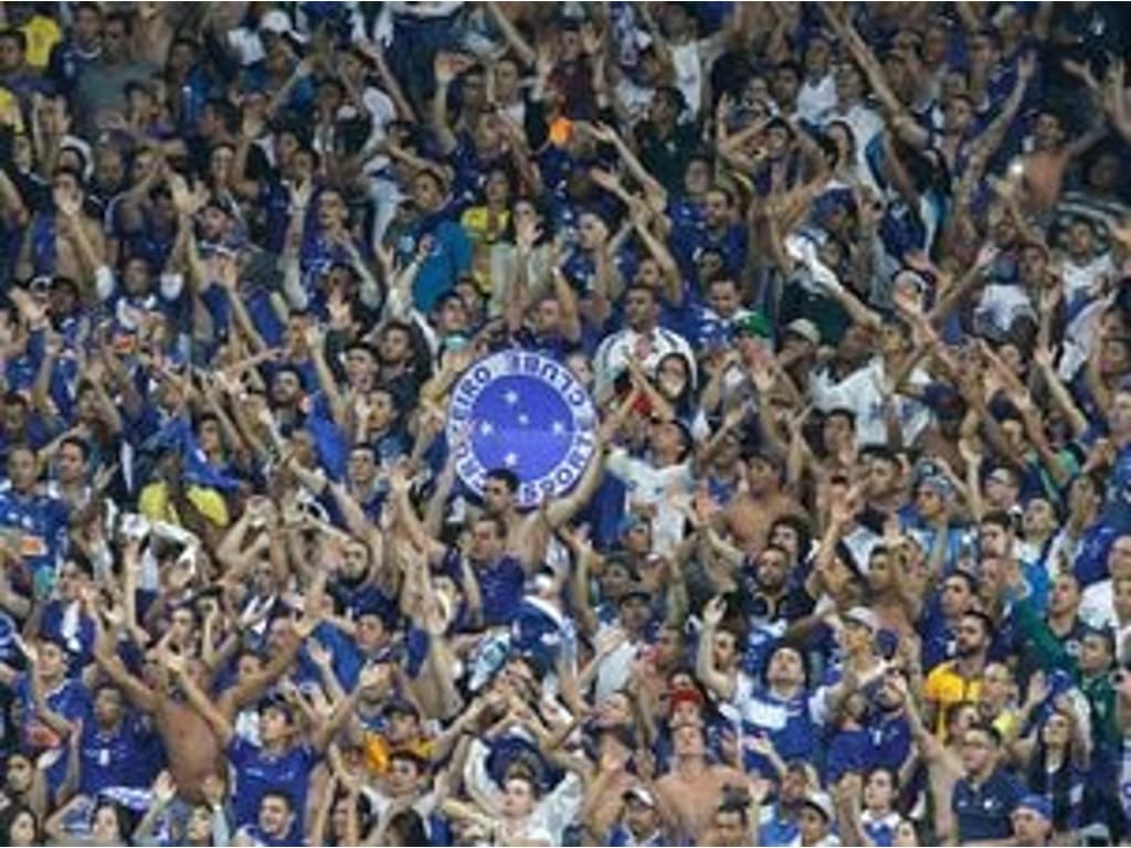 Torcedores do Cruzeiro personalizam Kombi para ir aos jogos; confira