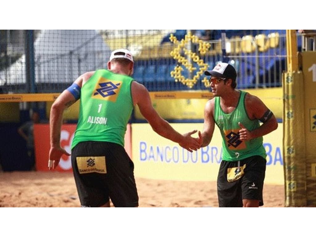 Brasiliense Bruno Schmidt é eleito o melhor jogador de vôlei de praia da  temporada em 2015