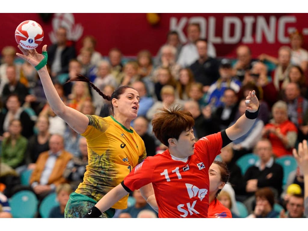 Na raça! Brasil defende bem, supera catimba alemã e vence no handebol  masculino - Lance!