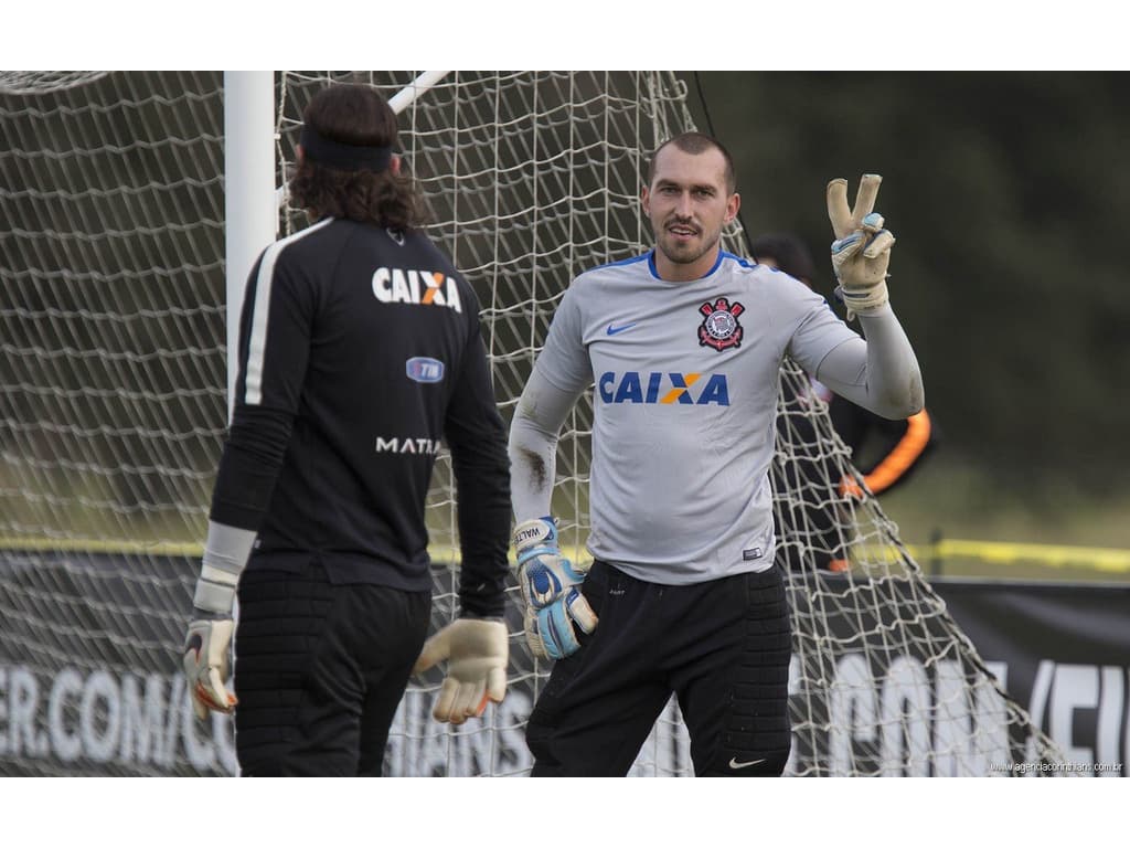 Escalação do Corinthians: Cássio ou Walter, e briga forte no