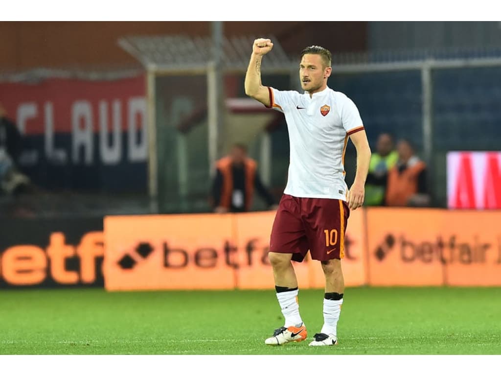 Totti marca, Roma vira sobre o Genoa e assume o segundo lugar na