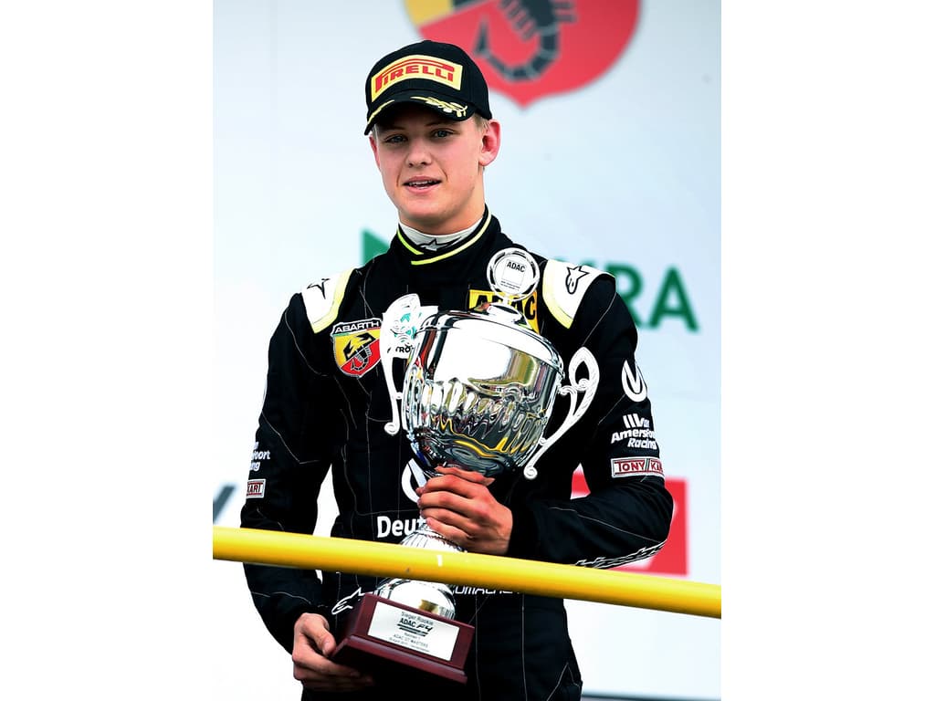 Michael Schumacher entre a vida e a morte. Veja imagens de sua carreira