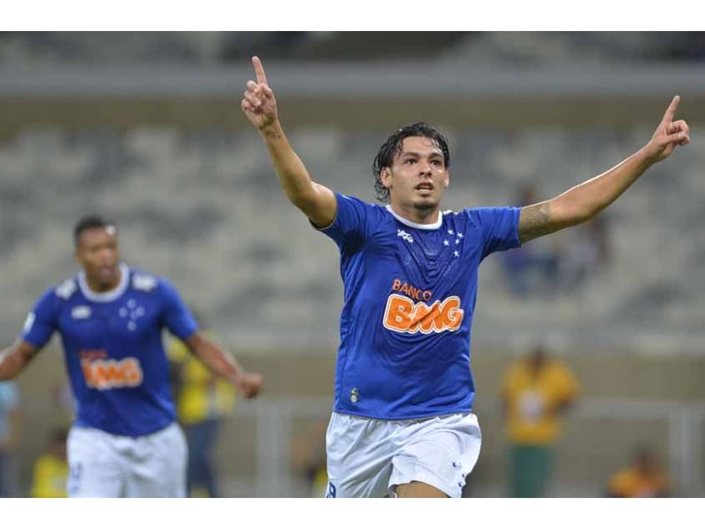 Menino Que Joga O Futebol - Tomando Um Lance Dentro Imagem de