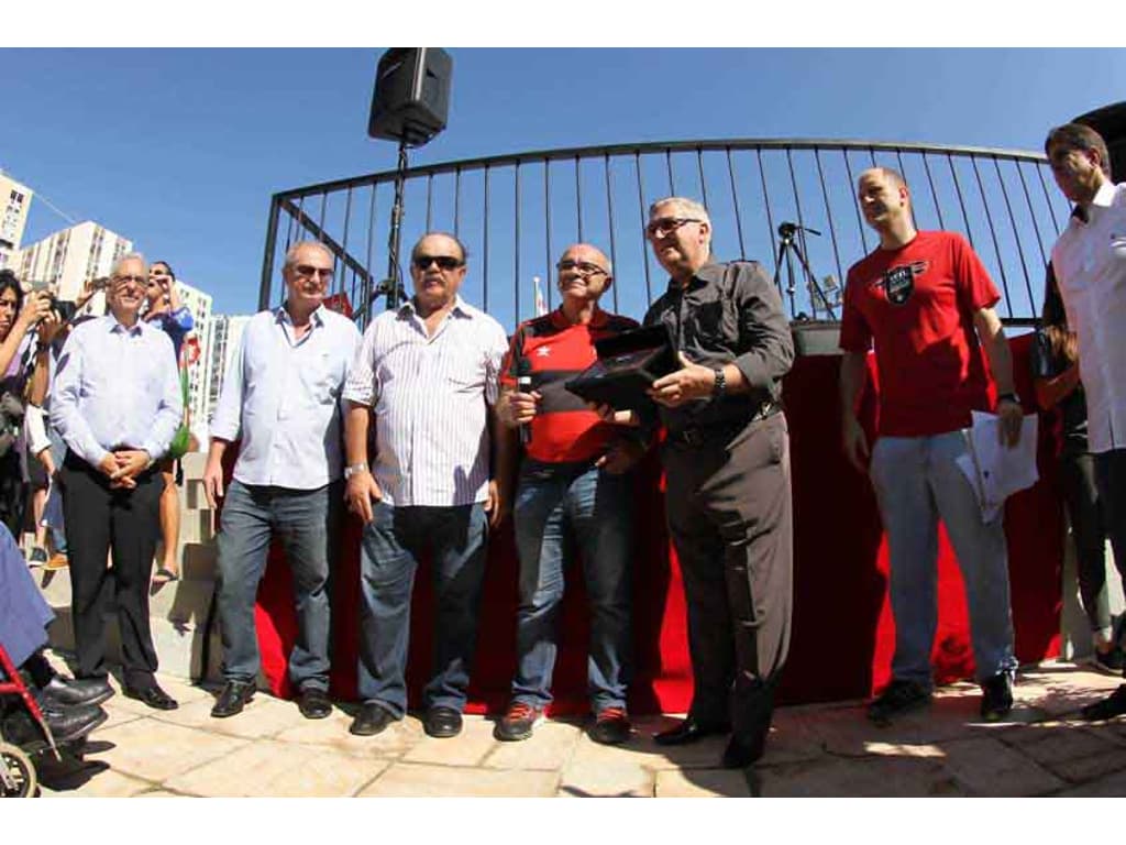 Flamengo inaugura piscina olímpica com homenagem ao técnico Rômulo