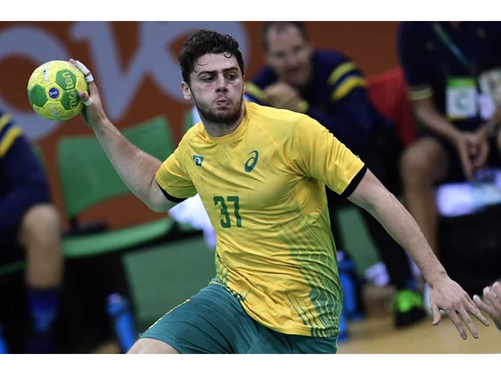 Na raça! Brasil defende bem, supera catimba alemã e vence no handebol  masculino - Lance!