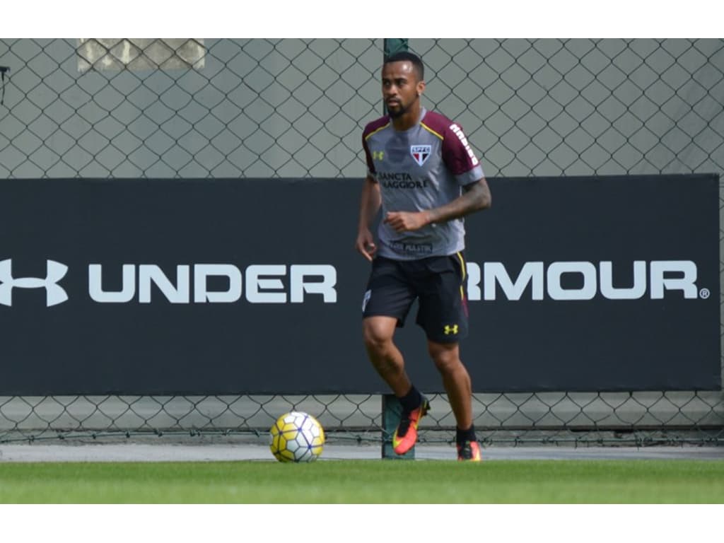 Wesley se destaca em treino e deve ser titular no clássico com o Santos