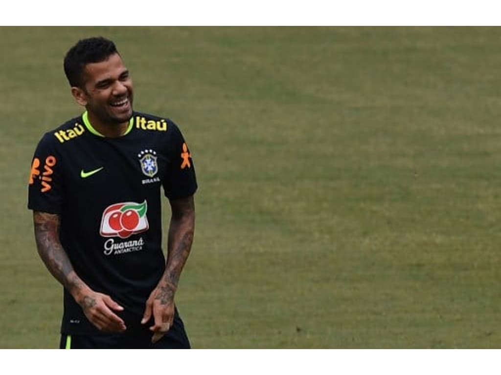 Daniel Alves sobrevive a lesões e críticas para jogar pelo Brasil