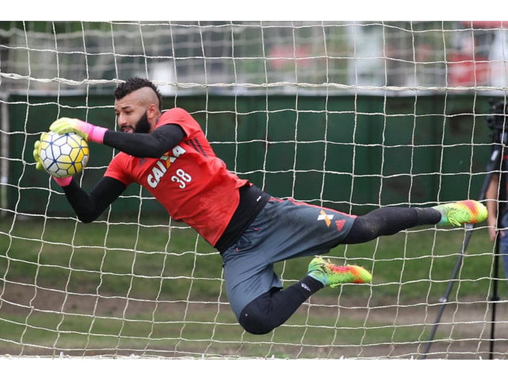 Vamos jogar no meio da selva', diz goleiro inglês sobre estreia em