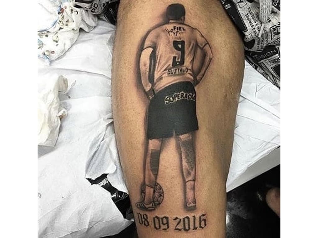 Torcedor faz tatuagem em homenagem a autor do gol da permanência