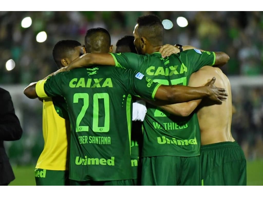 Atlético Nacional empata com Cerro e pega Chapecoense na final