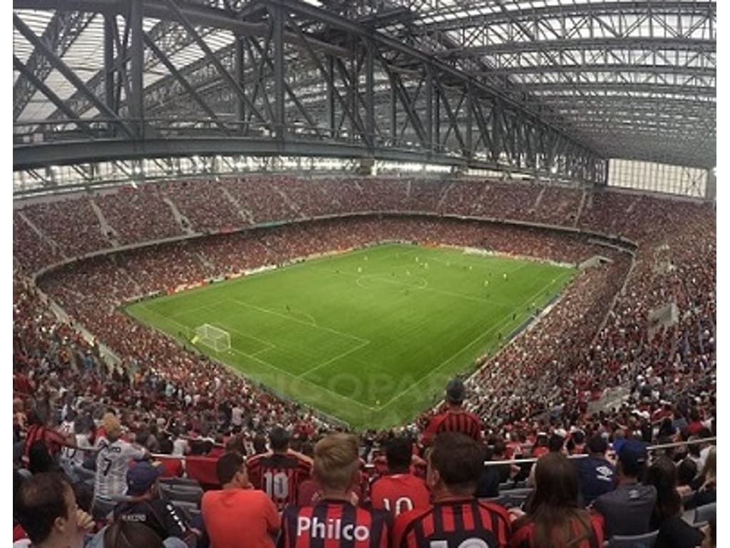 PR - Curitiba - 23/04/2022 - BRASILEIRO A 2022, ATHLETICO PR X FLAMENGO -  Vitinho jogador do Athletico-PR disputa lance com Isla jogador do Flamengo  durante partida no estadio Arena da Baixada